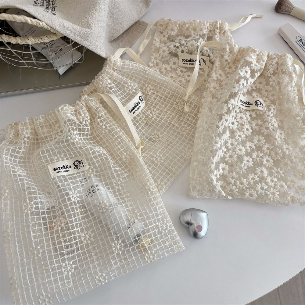 Travel Accessories And Bags - Pochette de rangement en dentelle brodée