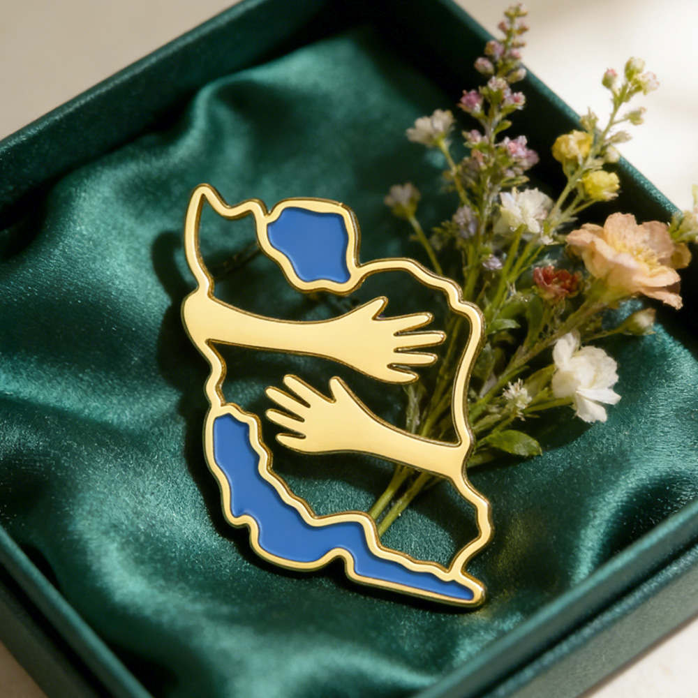Broche en forme de carte d'Ira - Travel Accessories Jewelry avis et prix